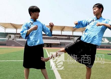 亳州职业技术学院个性毕业照 男生穿婚纱女生穿西装
