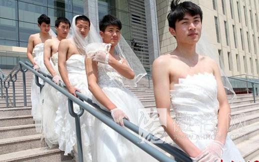 亳州职业技术学院个性毕业照 男生穿婚纱女生穿西装