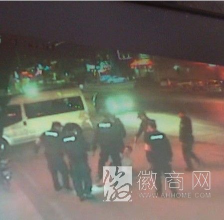 凤阳县辅警围殴两男子 监控画面