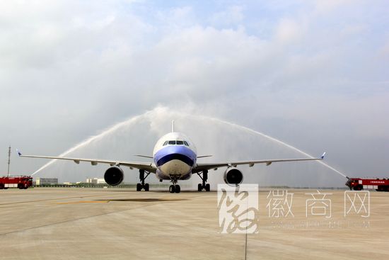 台湾中华航空飞机接受“水门洗礼”