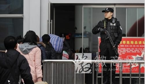 安徽火车站安保升级 携液体乘车须先喝一口