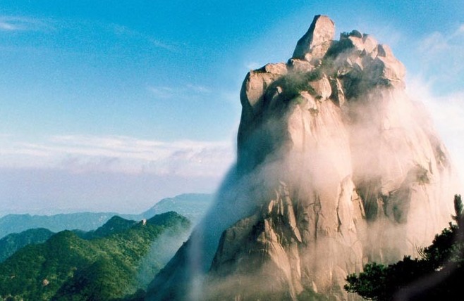 三八节期间 <a href='display.asp?id=18089' target='_blank'>天柱山</a>风景区对女性免门票男性半价