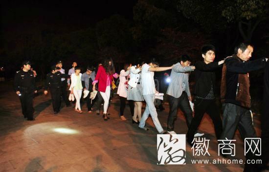 合肥百余执法人员夜查天鹅湖 抓获涉传人员82人