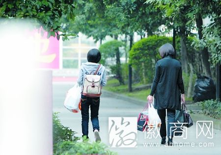 合肥一中陪读妈妈高三账单：一年花10万元 一次补课700元