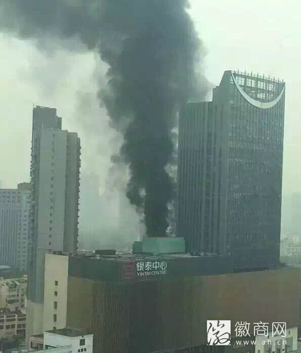 银泰中心起火浓烟滚滚