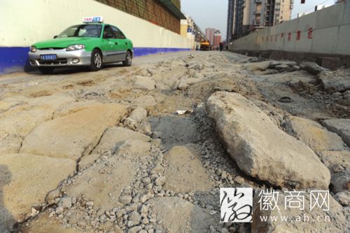 皖河支路美食街的一段路面被重型车辆轧得面目全非。