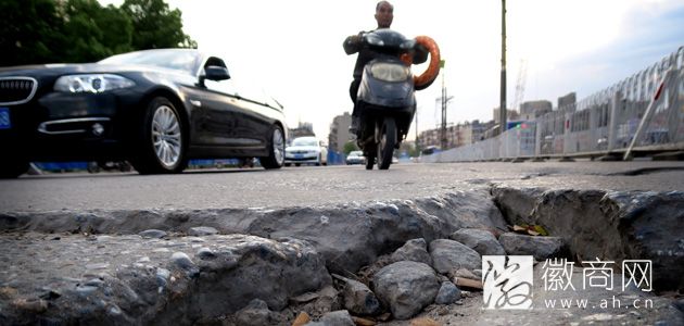 长江东路路面破损