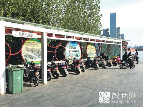 合肥市天鹅湖北岸，公共自行车&ldquo;市政广场&rdquo;站点内停满电动车