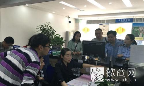 合肥市地税局庐阳区分局的工作人员正在操作新系统