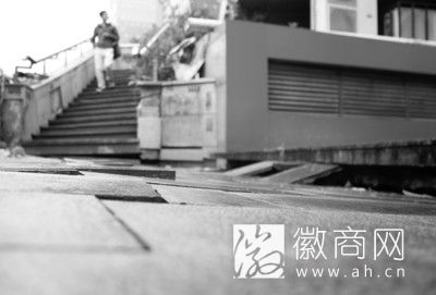 事发地点:石板之间因地面下沉而布满裂痕,沿通道中间有明显折断痕。