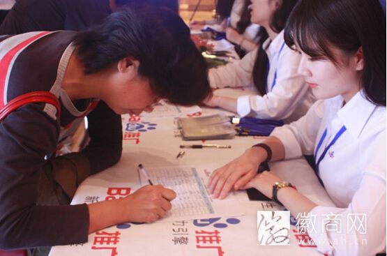 <a href='display.asp?id=11816' target='_blank'>百度大会</a>现场